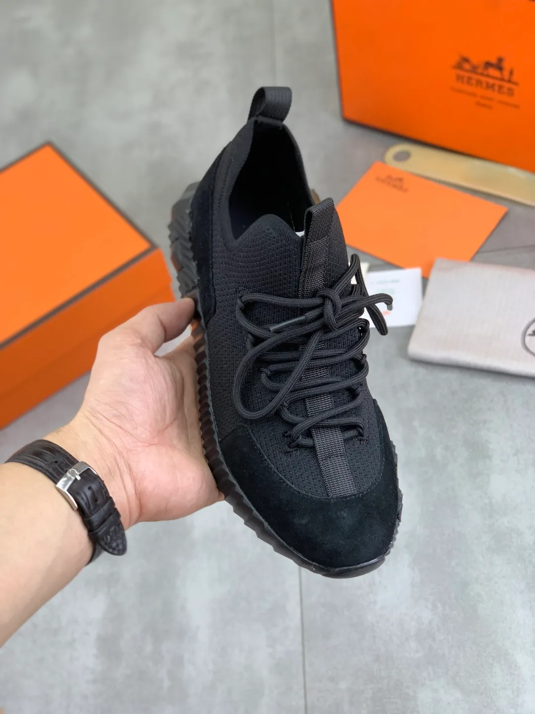 Men's men's shoes 💰P580 New model Top version Original order Hermes Men's Drift Sneaker Summer new casual sports shoes Original purchase, development, production H family men's classic series, technical breathable fabrics with cowhide, casual sports shoes, casual shoes, sports dad shoes combine high-tech breathable materials and cowhide, H family exclusive button decoration on the side. The outsole is full of H italic design and bright colors to show vitality and continue the brand design inspiration. Stroll around the city lightly and feel free and comfortable. Delivered in exquisite packaging 🛍📦 ▪️Fabric: original customized breathable material + first-layer cowhide ▪️Inner: cowhide feet ▪️Outsole: molded and evacuated PU+TPU material ▪️Size: 35-45 Multiple colors available Premium packaging